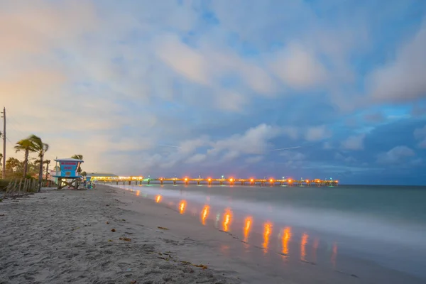 Long exposure twilight photo Dania Beach fishing pier — Stock Photo, Image