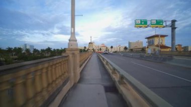 Hollywood Beach Bulvarı 'nda bisiklet sürme dengeli.