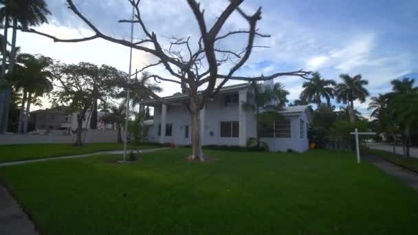 Nueva Inglaterra Casa Estilo Hollywood Lakes Florida Tiro Con Gimbal — Vídeos de Stock