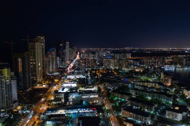 Gece vakti hava fotoğrafı Sunny Isles Sahili Miami Dade