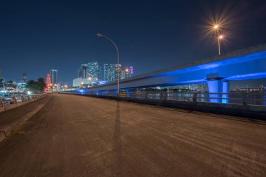 Miami Fl 'e giden liman köprüsü.
