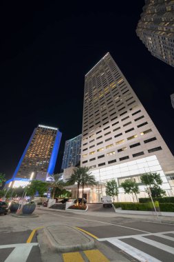 Şehir merkezindeki Intercontinental Oteli gece fotoğrafı.