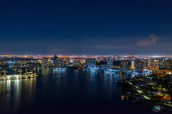 รูปภาพกลางคืนทางอากาศ Aventura Florida Biscayne Bay — ภาพถ่ายสต็อก