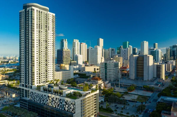 Caoba Downtown Miami highrise apartamentos de lujo vista de la ciudad en el fondo — Foto de Stock