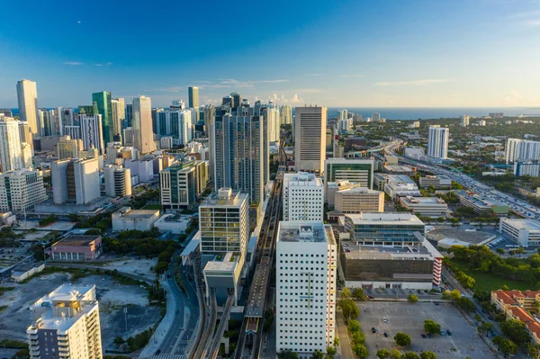 マイアミダウンタウンを走る空中写真鉄道｜Virgin Miamicenter brightline — ストック写真