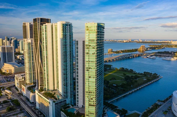 Edificios de apartamentos altos Downtown Miami condominios de lujo — Foto de Stock