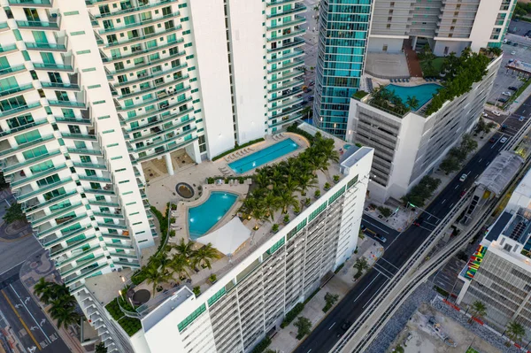 Pool-Deck in 900 Biscayne Bay-Eigentumswohnungen mit Luftdrohne erschossen — Stockfoto