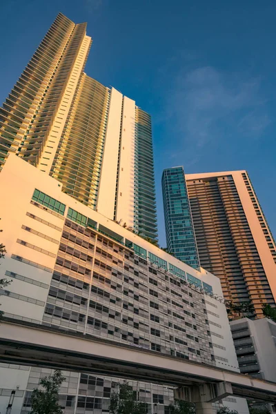 Foto ad angolo basso di edifici moderni a Downtown Miami FL — Foto Stock