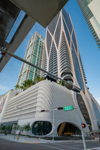 Edificio de condominios de lujo One Thousand Museum en el centro de Miami visto desde debajo del metrorraíl —  Fotos de Stock