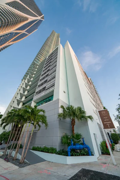 Foto ad angolo basso del 900 Biscayne Bay building Downtown Miami — Foto Stock