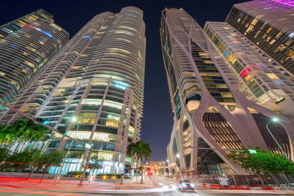 Moderní vysokohorské mrakodrapy kondominia Miami fotografované na ni — Stock fotografie