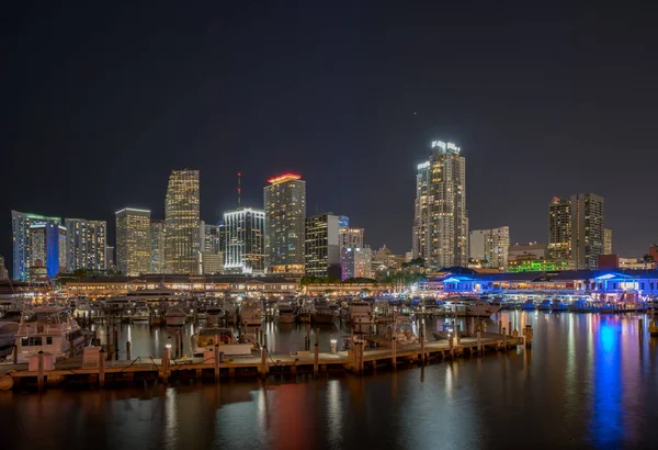 Noite drone aéreo foto Bayside Downtown Miami Marina porto — Fotografia de Stock