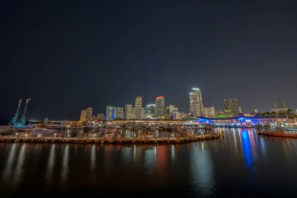 Foto de avión no tripulado nocturno Bayside Downtown Miami Marina harbor — Foto de Stock
