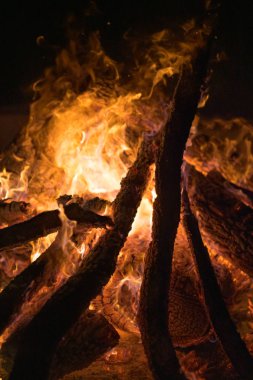 Ahşap yanan ateş çukuru gece fotoğrafı.