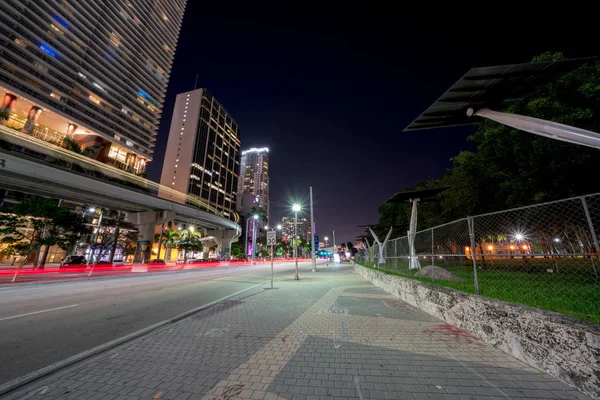 Foto notturna Downtown Miami vista da Biscayne Boulevard di fronte n — Foto Stock