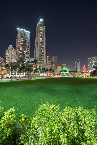 Night photo Downtown Miami buildings and garden at Bayfront Park — Stock Photo, Image