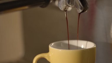 4K video bir fincanda duble espresso.