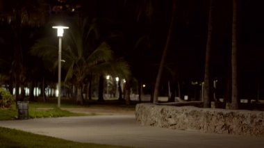 Sokağa çıkma yasağı sonrası Miami Plajı 'ndaki 6k Gece görüntüleri. Coronavirus Covid 19 salgını.