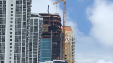 Yapım halindeki yüksek binalar Sunny Isles Sahili FL 6K video kamera ile çekildi