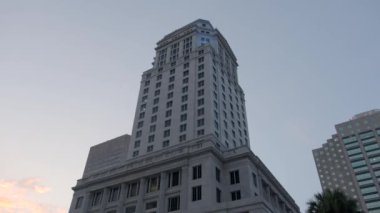 Miami FL şehir merkezindeki tarihi adliye binasında 6K kara büyü sinemasında çekilmiştir.