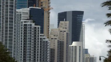 Yükselen kuleler, Sunny Isles Sahili, FL 6k. Kara büyü mayını.