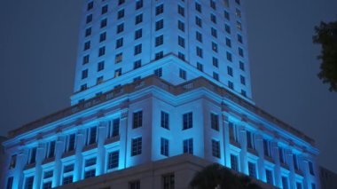 Gece neonu Miami Dade Adliyesi 'ni aydınlattı.