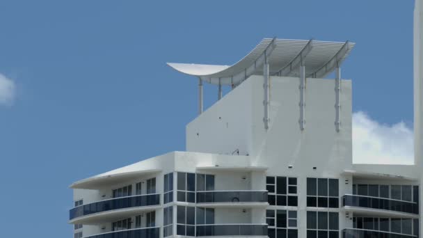 Detalhe Arquitetônico Edifício Highrise Céu Azul Tiro Blackmagic Braw Câmera — Vídeo de Stock