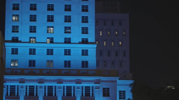 Gebäude Beleuchtet Neonblau Der Nacht Schuss Blackmagic Raw — Stockvideo