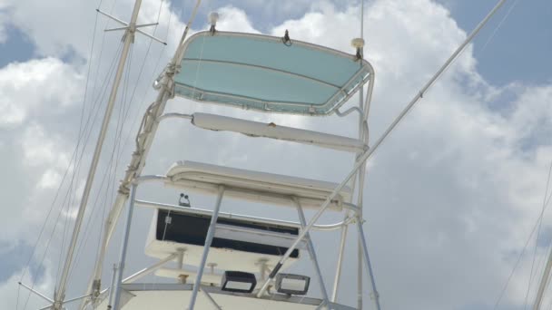 Barco Pesca Baixo Ângulo Céu Nublado Tiro Câmera — Vídeo de Stock