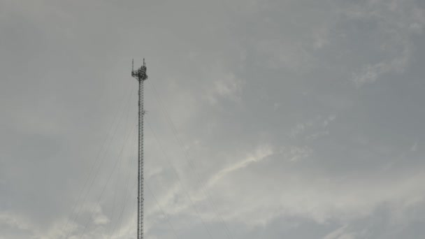 Torre Comunicación Atada Cielo Nublado Atardecer Blackmagic Crudo — Vídeo de stock