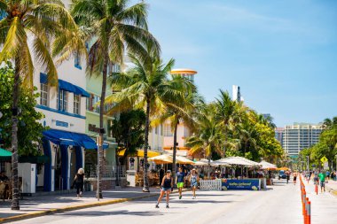 Coronavirus Covid 'in 19. salgın safhası sırasında Miami Plajı yeniden açılıyor. Ocean Drive Otelleri ve restoranları.