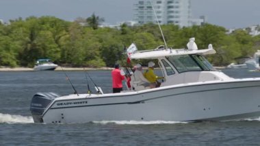 Miami, FL, ABD - 31 Mayıs 2020: Miami 6k kara büyü ile aile teknesinin izini sürmek