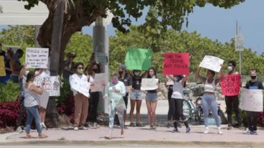 Miami, FL, ABD - 31 Mayıs 2020: Miami Plajı protestosu George Floyd polis cinayeti 6k kara büyü ile vuruldu