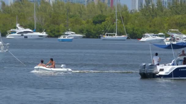 Miami Usa Maja 2020 Dwóch Młodych Mężczyzn Jeżdżących Łódką Nadmuchiwaną — Wideo stockowe