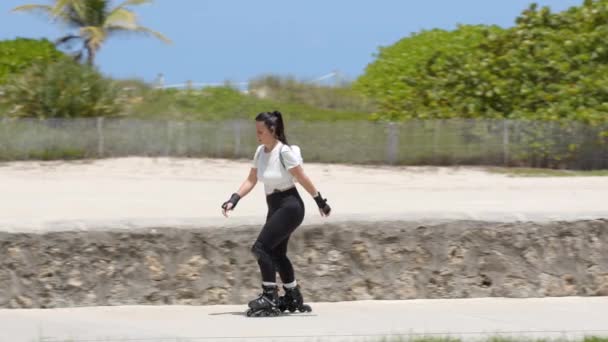 Miami Usa Május 2020 Vonzó Női Görkorcsolyázás Lassított Felvétel Strandon — Stock videók