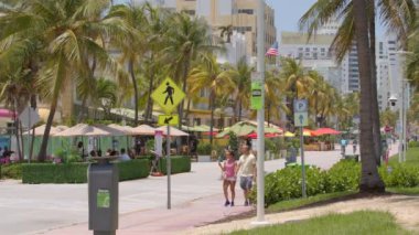 Miami, FL, ABD - 31 Mayıs 2020: Ağır çekim Miami Beach Ocean Drive Coronavirus Covid 19 salgın çekiminde turistlere tekrar açılıyor