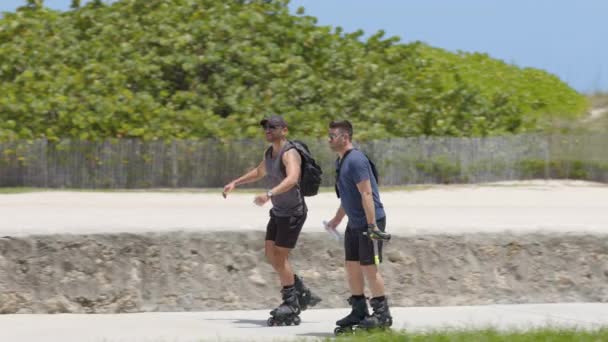 Miami Usa Maj 2020 Stiliga Unga Män Rollerblading Miami Beach — Stockvideo