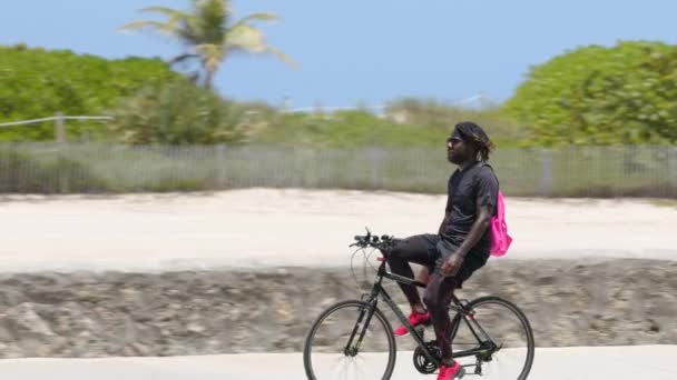 Miami Eua Maio 2020 Jovem Homem Negro Andando Bicicleta Miami — Vídeo de Stock