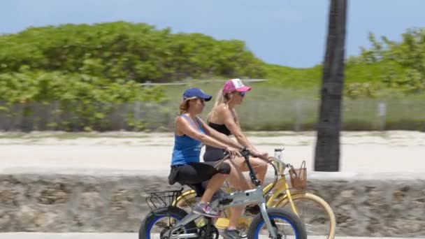Miami Estados Unidos Mayo 2020 Hermosas Mujeres Jóvenes Bicicleta Miami — Vídeo de stock