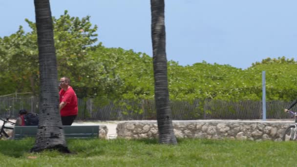 Miami Usa Mei 2020 Man Rijden Fiets Praten Telefoon Geschoten — Stockvideo