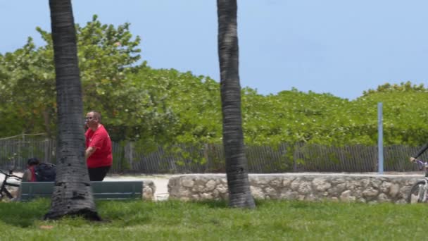 Miami Estados Unidos Mayo 2020 Hombre Montando Bicicleta Hablando Por — Vídeo de stock