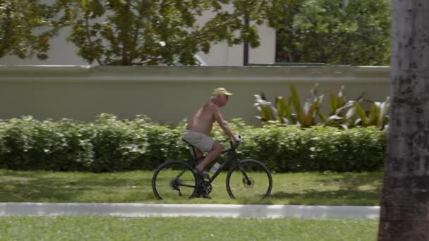 Miami Eua Maio 2020 Idosos Idosos Andar Bicicleta Câmera Lenta — Vídeo de Stock