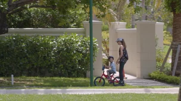 Miami Eua Maio 2020 Mãe Patinadora Com Seu Filho Câmera — Vídeo de Stock