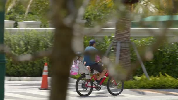 Padre Hijas Montando Una Moto Muestran Movimiento Disparo Blackmagic Crudo — Vídeo de stock