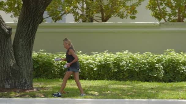 Yaşlı Kadın Ağır Çekimde Yürüyor Kara Büyü Ile — Stok video