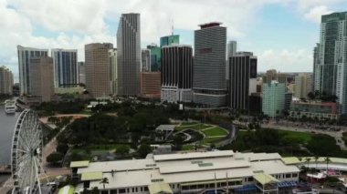 Miami FL 4k şehir merkezindeki hava aracı videosu..