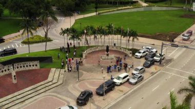 Belediye Başkanı Francis Suarez 'in George Floyd' un ölümünden sonra Miami 'de çıkan ayaklanmalardan sonra basın açıklaması için hazırlanıyor.