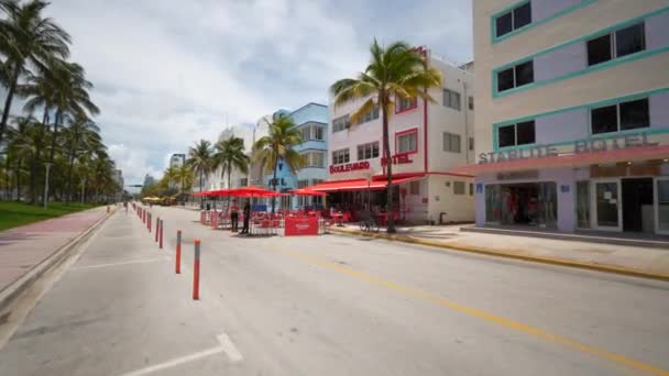 Boulevard Hotel Miami Beach Sobe Wiedereröffnung während Coronavirus covid 19 Pandemie mit sozialen Distanzierungstabellen auf der Straße verbreitet