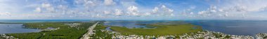 Key Largo Florida Denizaşırı Karayolu 'nun güzel geniş manzarası
