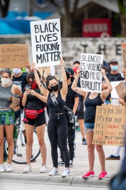 Miami, FL, ABD - 6 Haziran 2020: George Floyd 'un Miami FL' deki protesto ayaklanmalarının fotoğrafı